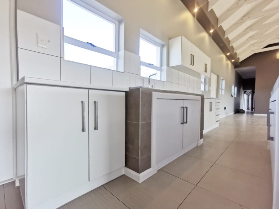 3 Bedroom Property for Sale in Kraaibosch Western Cape
